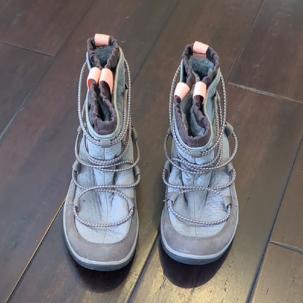 Clarks Women's Winter Boots in Gray and Pink